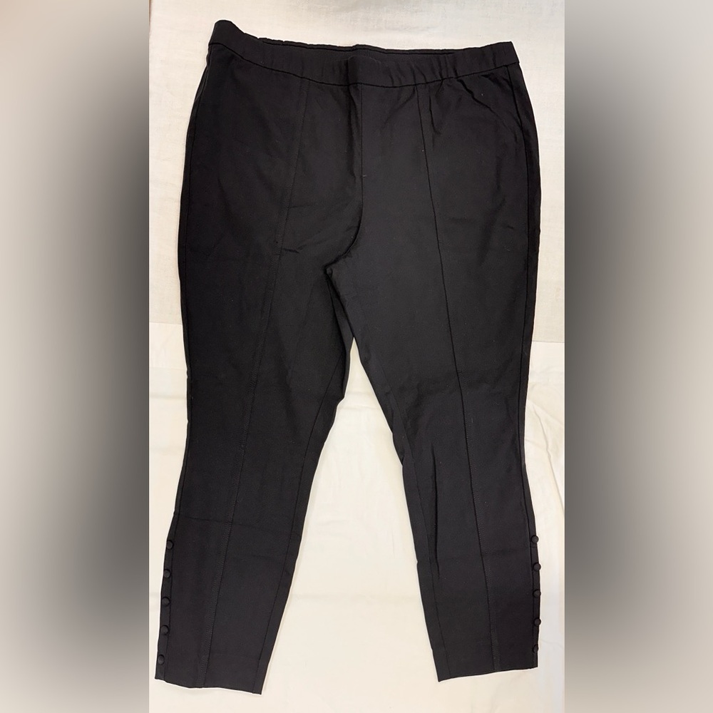 Isaac Mizrahi 20W black cropped with buttons